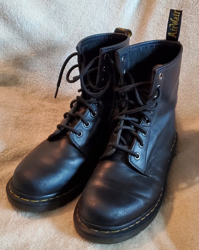 Doc Martens AirWair 11821 AW004 8-Eye Combat Boots Black Leather Women’s Size 8