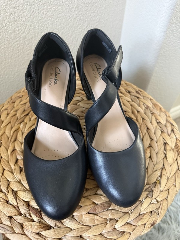 Clarks Women’s Black Faux Leather Strappy Ankle Strap Block Heel Pumps US 9M