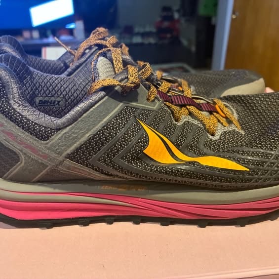 Altra Timp 1.5 Women’s Size 8.5 Trail Running Shoes Dark Gray Fuchsia Foot Shape