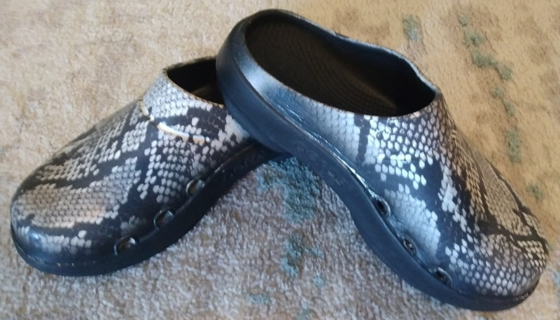Oofos OOcloog Snakeskin Casual Slip On Recovery Unisex Clogs sz W-7 M5 EU38 gallery