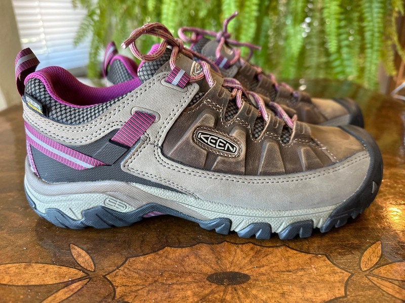 Keen Targhee III Women's Size 9 Weiss/Boysenberry Hiking Shoes gallery
