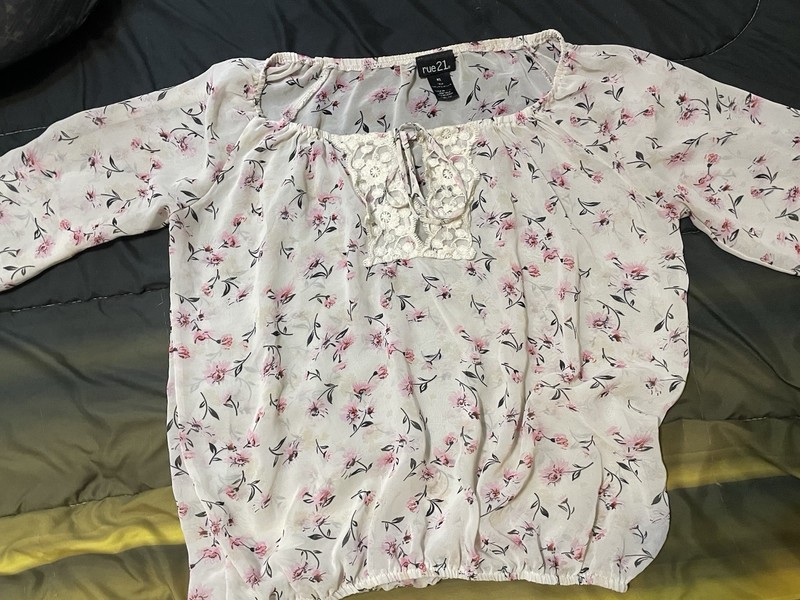 Adorable Rue21 3/4 Sleeve Floral Top W Lace Embroidery And Elastic Waist EUC gallery