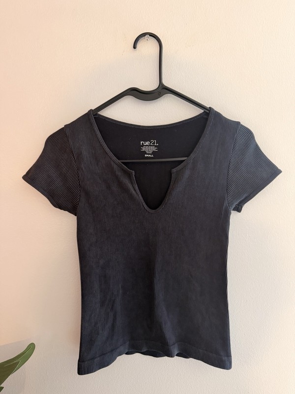 RUE21 Ribbed Crop Top Dark Gray Short Sleeve | Trendy Casual Women’s Top